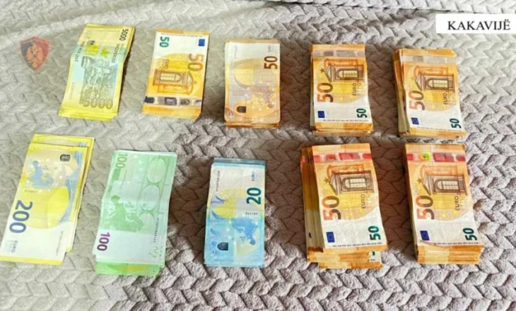 Tentoi të kalonte një shumë parash të padeklaruar në Kakavijë, procedohet 51-vjeçari