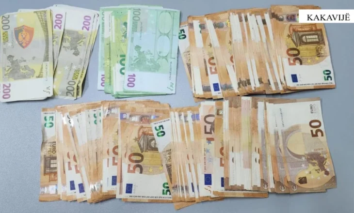Tentoi të nxirrte jashtë vendit mbi 13 mijë euro pa i deklaruar, procedohet 31-vjeçari në Kakavijë