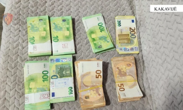 Tentoi të nxirrte nga Shqipëria 53 500 euro pa i deklaruar, procedohet 55-vjeçari