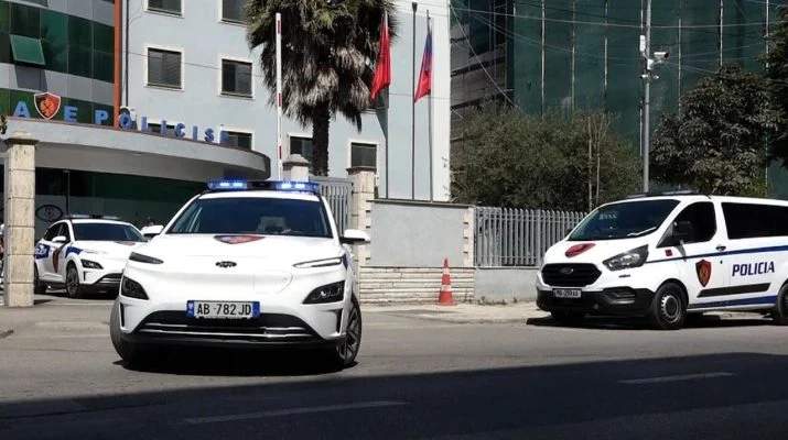 Tentuan të kalonin 5 persona jashtë vendit duke i fshehur në kamionë, përfundojnë në pranga dy shoferët