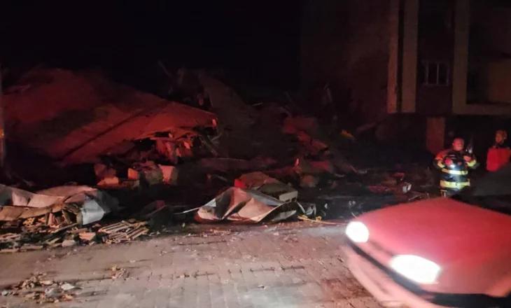 Tërmeti me magnitudë 6.1 shkatërron ndërtesa në Turqi, vijojnë kërkimet nën gërmadha