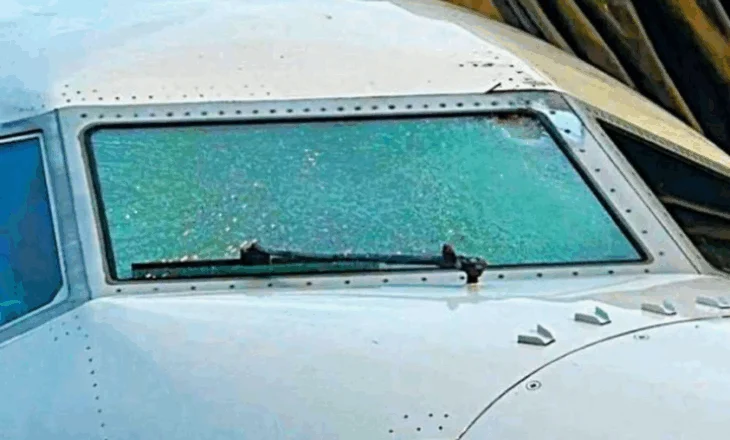 Terror në 36 mijë metra, avionit në fluturim i thyhet xhami nga objekti misterioz, plagoset piloti