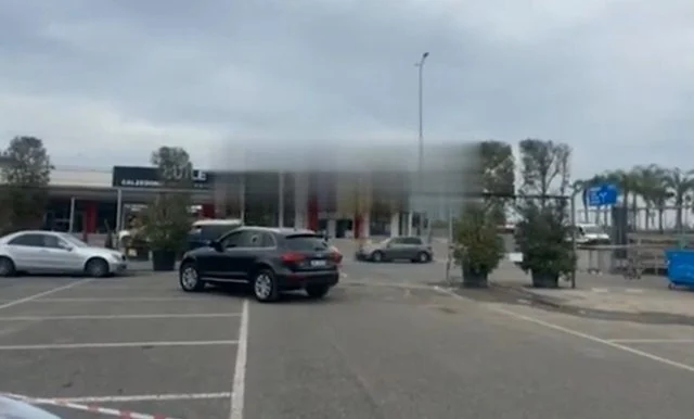 Terror në mes të ditës te parkingu i Megatek/ Dalin pamjet nga vendngjarja, makina e bërë shoshë me plumba