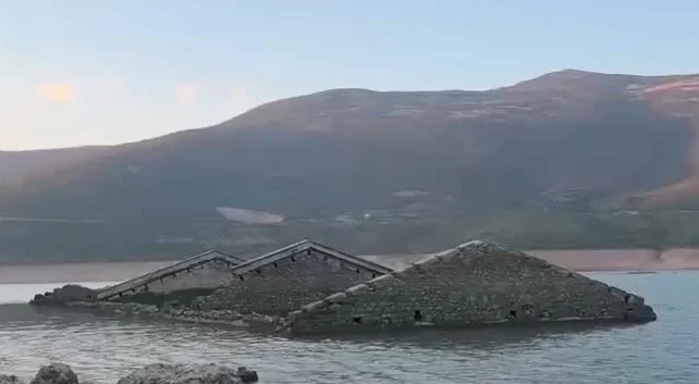 Thatësira nxjerr në sipërfaqe rrënojat e Kukësit  të vjetër, ulet niveli i Fierzës