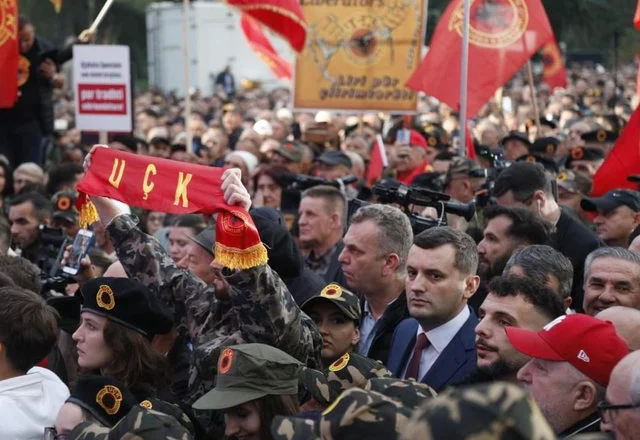 The Telegraph: Mijëra njerëz protestuan në Tiranë ndaj gjykatës së Hagës që ndjek penalisht UÇK