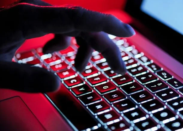 “Tigri i Bardhë” i internetit| 21-vjeçari akuzohet për vrasje dhe abuzimin e fëmijëve, njëri rast u transmetua live