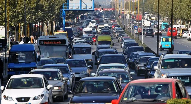 Tirana në bllokim total këtë të diel, ja rrugët që do të ‘paralizohen’ për 8 orë, si të shmangni trafikun