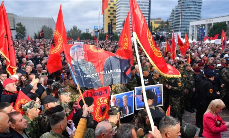 Tirana në qendër të vëmendjes! Protesta për UÇK-në zë vend në mediat ndërkombëtare