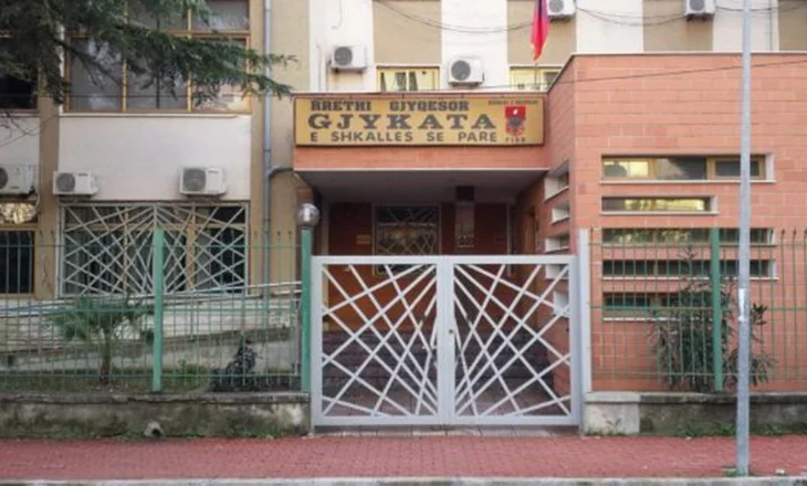 Tjetër rast! Iu shty seanca, i moshuari kërcënon kryesekretaren e Gjykatës së Fierit