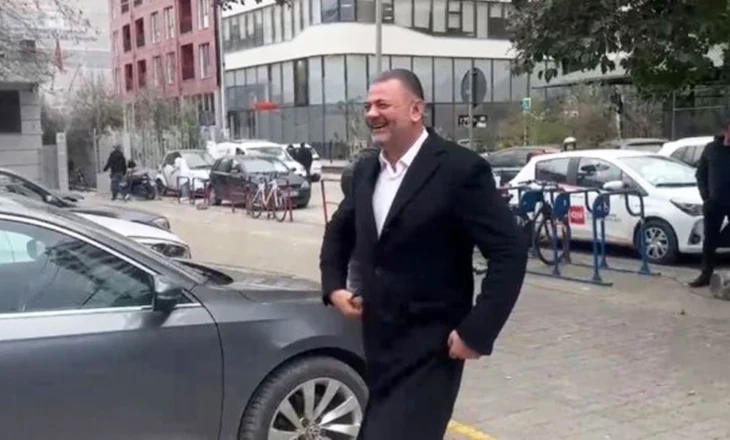 Tom Doshi paraqitet në SPAK, buzëqesh para kamerës
