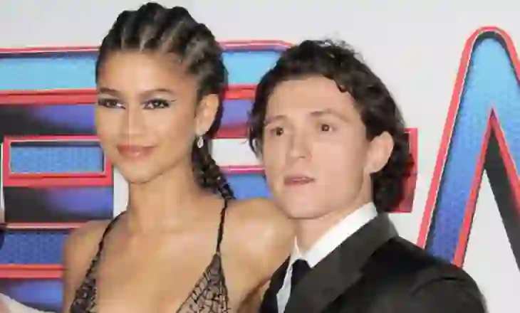 Tom Holland korrigjon gazetarin që e quajti Zendaya-n “të dashurën e tij”