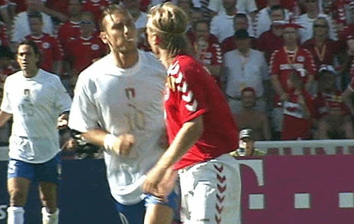 Totti rrëfen çmenduritë e tij…; nga pështyrja e Poulsenit te grushti ndaj Colonnese dhe shqelmi kundër Balotellit