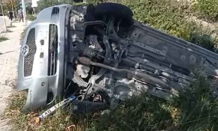 “Toyota” me shpejtësi të lartë del nga rruga, shoferi transportohet me urgjencë në spital