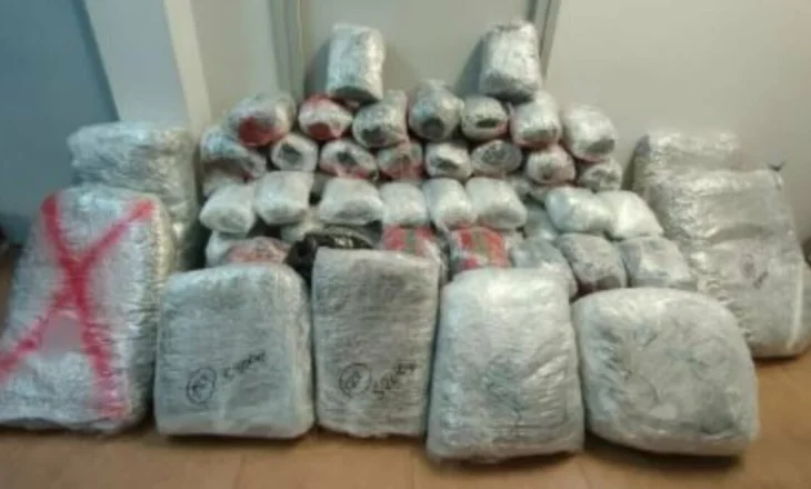 Trafik droge nga Shqipëria në Greqi, kapen 193 kg marijuanë në kufi, shoferi braktis makinën dhe arratiset në këmbë