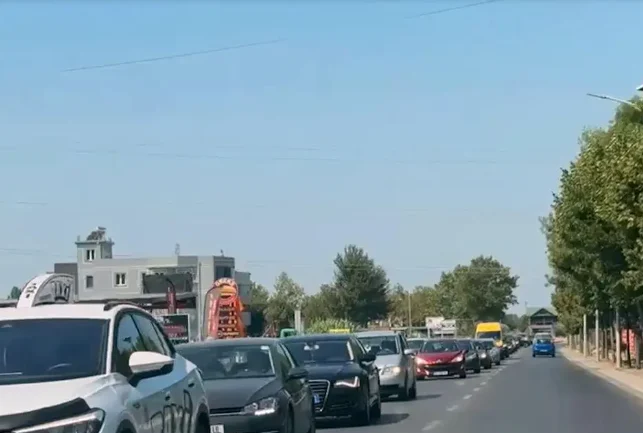 Trafik i rënduar në aksin Lezhë-Milot, makinat në radhë prej disa orësh! Shkak mbyllja e urës