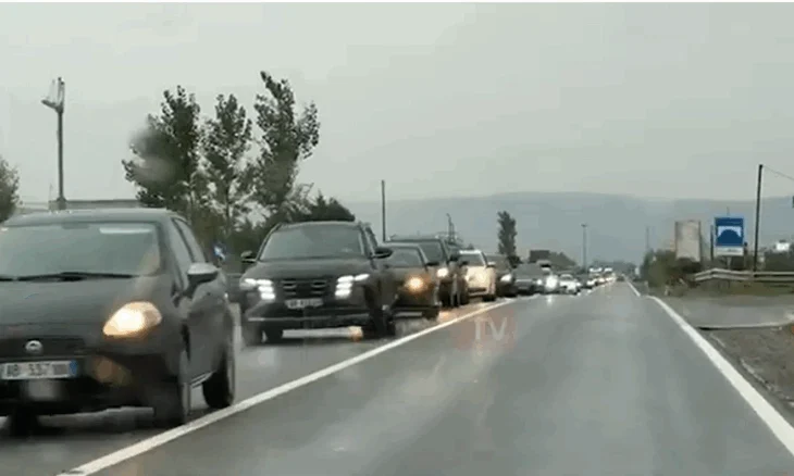 Trafik i rënduar në rrugën Lezhë-Milot, makinat në radhë prej disa orësh