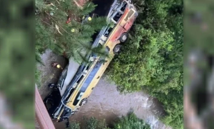 Tragjedi në Argjentinë/ Autobusi përplaset me një makinë dhe bie në lumë, 9 të vdekur dhe 29 të plagosur