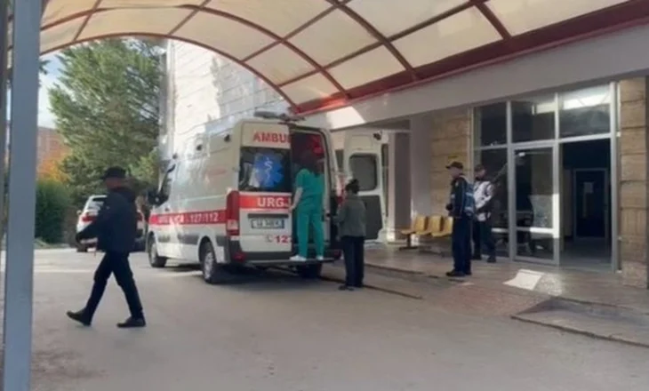 Tragjedia në Maliq: E mitura me djegie të rënda, transportohet drejt drejt QSUT në Tiranë