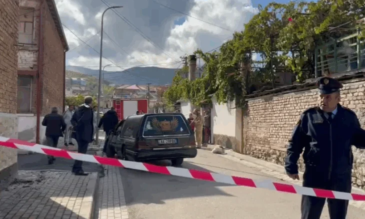 Tragjike në Maliq, përfshihet nga flakët një banesë/ Humb jetën nga asfiksia nëna, fëmijët dërgohen në spital (Detajet)