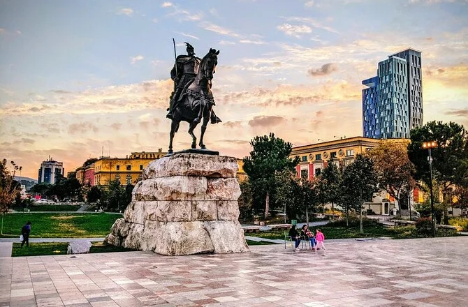 Travel and Tours: Tirana, destinacioni që bashkon trashëgiminë dhe modernitetin