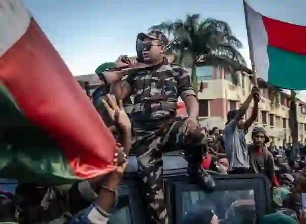 Trazira në Madagaskar/ Presidenca paralajmëron përpjekje për grusht shteti pas bashkimit të ushtarëve me protestuesit