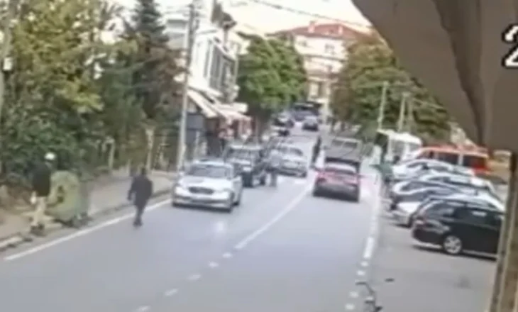 Tre persona dhunojnë me sende të forta 39-vjeçarin në Bilisht, ai plagos me thikë njërin nga autorët