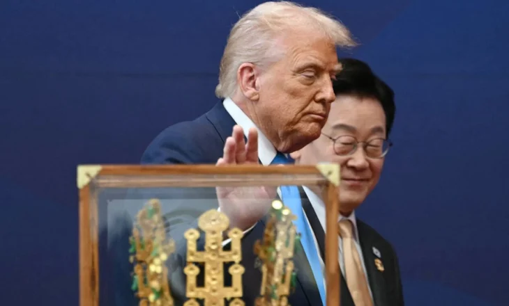 Trump merr dhuratë një kurorë në Korenë e Jugut, zotohet të ulë tensionet mes Seulit dhe Phenianit