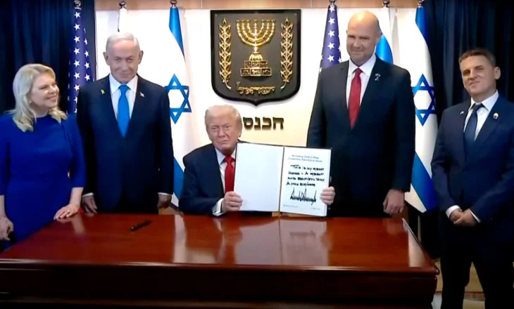 Trump nënshkuan librin e të ftuarve në Parlamentin izraelit: Një ditë e mrekullueshme, një fillim i ri