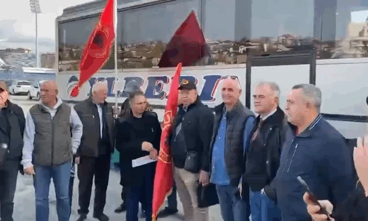 Tubimi pro UÇK-së në Tiranë, me flamuj kuqezi e këngë patriotike nisen autobusët e parë nga Prishtina