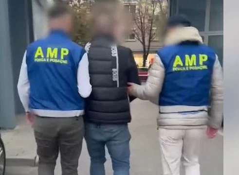 U filmua duke marrë ryshfet, arrestohet inspektori i policisë në Rinas