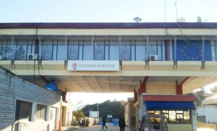 U kapën duke transportuar mallra të kontrabanduara nga Greqia, pranga dy shqiptarëve, shoqërohet edhe doganieri