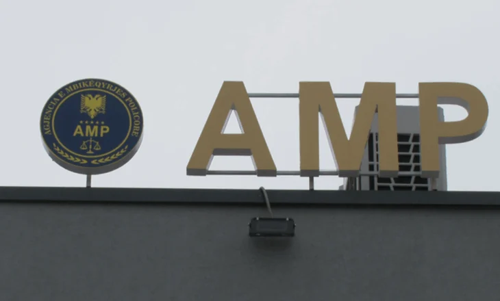 U konfliktua me disa persona në lokal dhe iu drejtoi armën e shërbimit, AMP nis hetimet ndaj efektivit (EMRI)