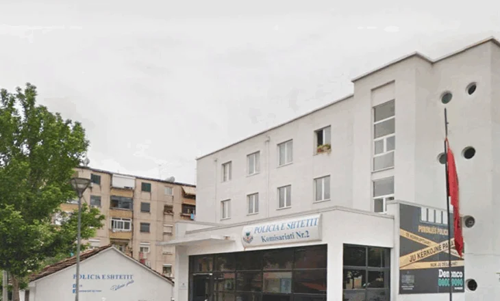 U shoqëruan pasi goditën efektivin në krye të detyrës në Tiranë, dy të rinjtë kërcënojnë policët dhe thyejnë kamerat e komisariatit