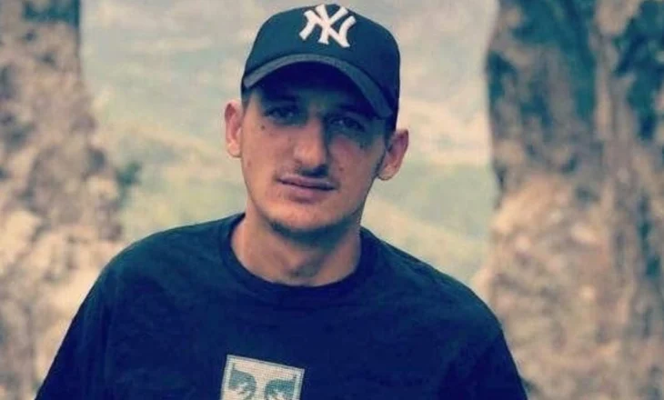 U vra pas sherrit për një kafe në lokal, del fotoja e të riut Aranit Kurti