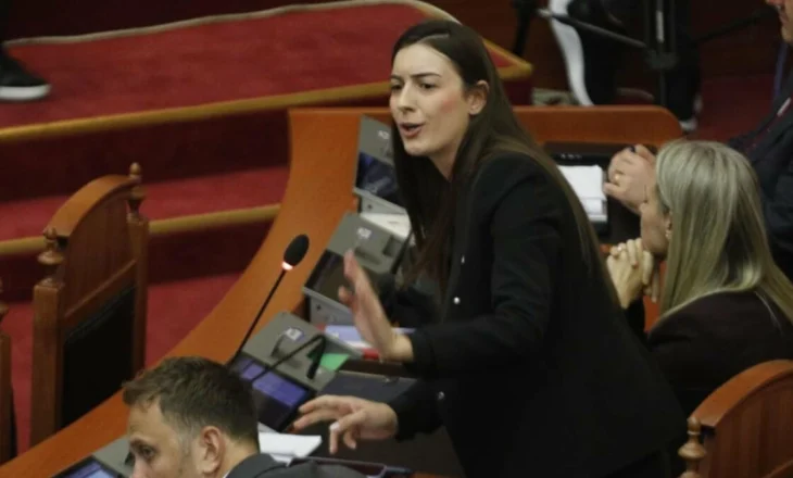 “Ua, ç’është kjo paçavure”/ Zegjineja ‘qorton’ deputetët e opozitës: Mos përdorni fjalor rruge, kujtohuni ku jeni