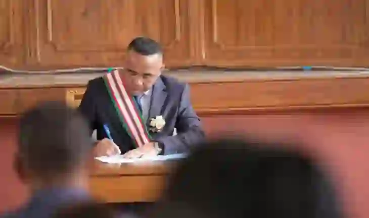 Udhëheqësi i grushtit të shtetit në Madagaskar betohet si President