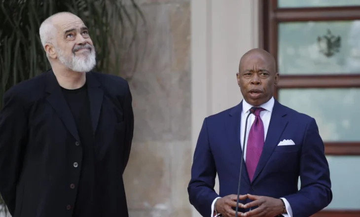 Udhëtimi i Adams trajtohet si vizitë private nga qeveria shqiptare