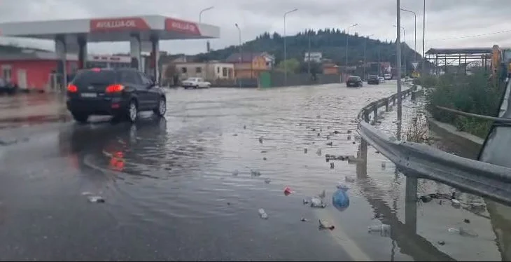 Uji pushton rrugët në Shkodër, lumi Glinë rrezikon të dalë nga shtrati, përmbyten disa banesa