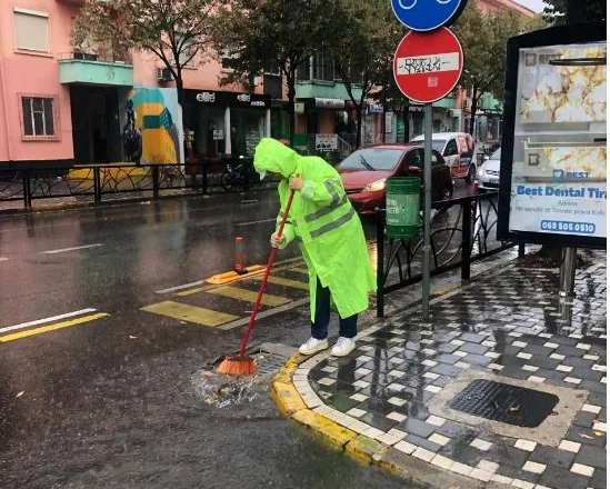 Ulje temperaturash dhe reshje shiu në të gjithë vendin, parashikimi i motit për sot