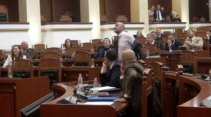 Ulsi Manja “zhvishet” në mes të Kuvendit: Hajt të shohim kostumi i kujt kushton më shumë