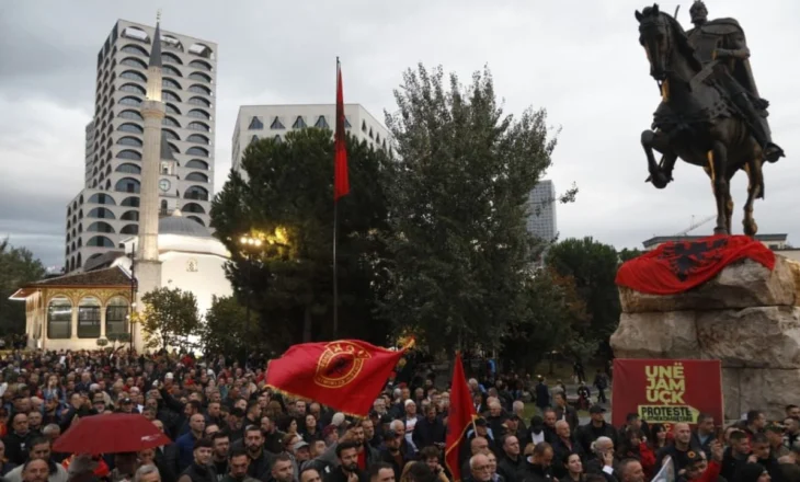 “Unë jam UÇK”, mijëra qytetarë në shesh/ Tubim mbarëkombëtar për ish-liderët e UÇK, Ahmeti: Gjykata speciale nga kuzhina ruso-serbe! Moisiu: Ata nuk kanë kryer krime