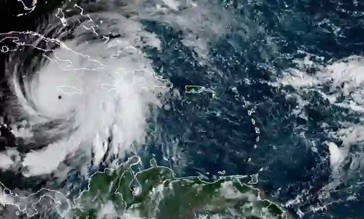 Uragani Melissa: Foto mahnitëse, ndërsa stuhia prek Xhamajkën