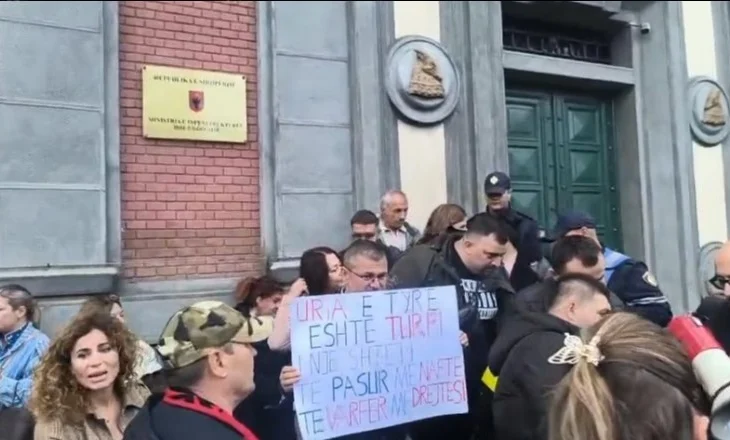 “Uria e tyre turpi i një shteti të pasur me naftë..”/ Naftëtarët në grevë prej 10 ditësh, qytetarët protestë te Ministria