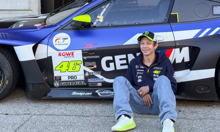 Valentino Rossi nuk u ndahet fitoreve, legjenda e motoçiklizmit triumfon në garën 8-orëshe të Indianapolis Motor Speedway