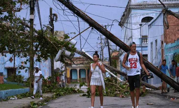 Vazhdon vonesa e fluturimeve në Xhamajka dhe anulohen paketat e pushimeve pas uraganit Melissa