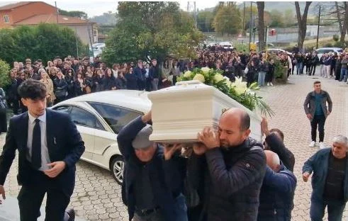 Vdiq në rrethana misterioze, familja në Itali i thotë “lamtumirë” 19-vjeçarit shqiptar (FOTO)