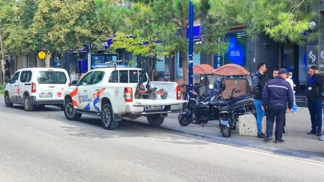 “Vendim pa bazë ligjore”/ Protestë para Policisë së Shtetit për ndalimin e monopatinave, flet qytetarja: Si mundet..