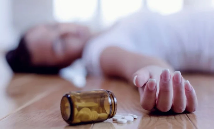 Vetëhelmohet me fostoksinë, gjen vdekjen e reja, u gjet nga familjarët në dhomën e saj