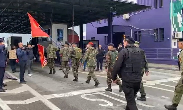 Veteranët e UÇK-së nisen masivisht drejt Tiranës/ Me uniforma kalojnë kufirin në këmbë (VIDEO)