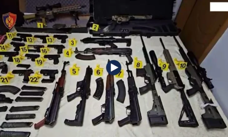 VIDEO / 12 pistoleta, 6 automatikë e 5 snajpera! Zbulohet arsenal i frikshëm në Tiranë, pranga 34-vjeçarit